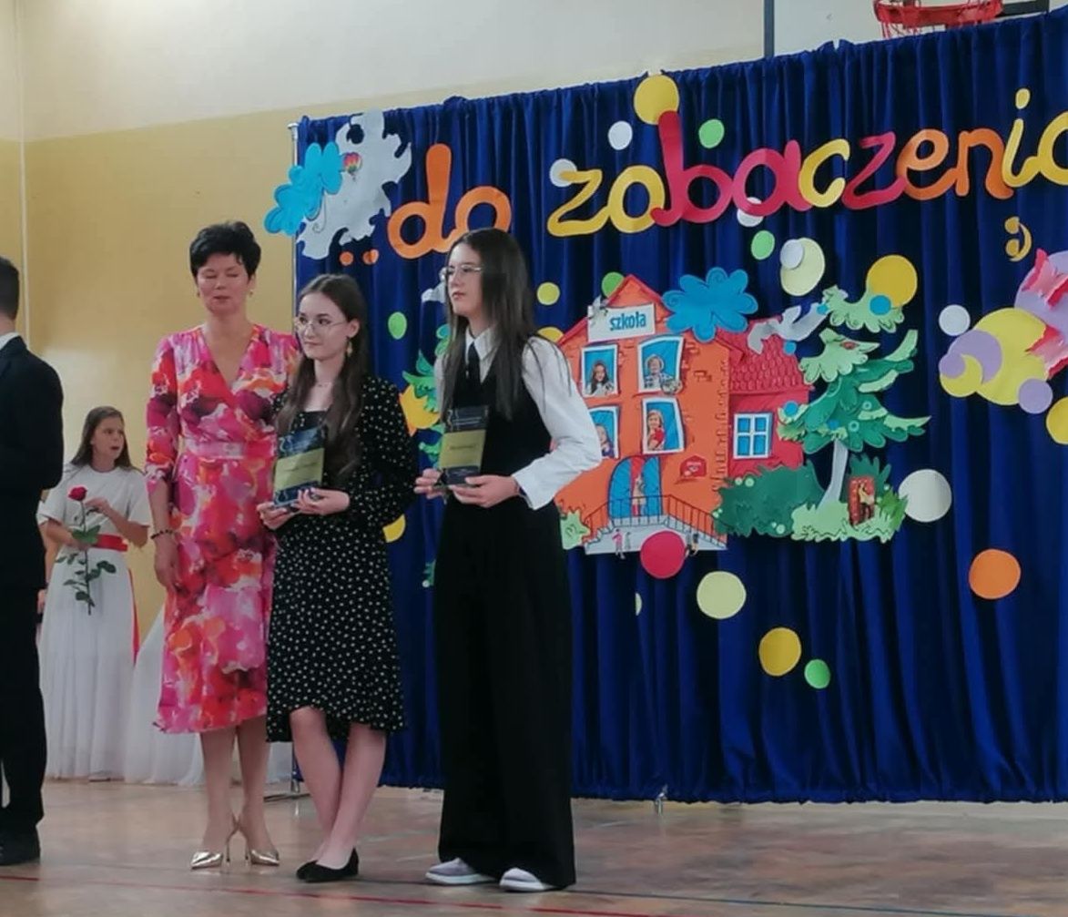 Pamiątkowe statuetki: DOMINIKA POBOCHA – laureatka Małopolskiego Konkursu Języka Polskiego w 2024 roku oraz laureatka Małopolskiego Konkursu z Biologii, a także finalistka Małopolskiego Konkursu z Chemii w 2025 roku
MAJA JABŁOŃSKA – laureatka Małopolskiego Konkursu Języka Angielskiego