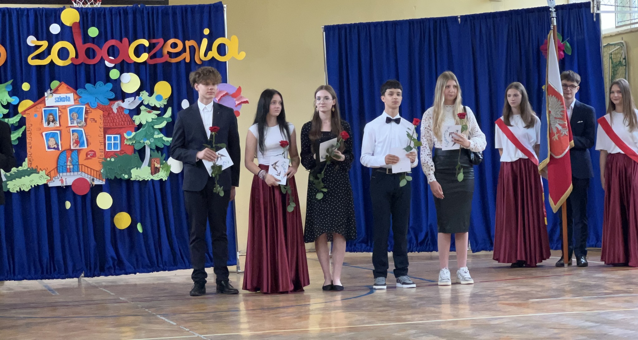 Podziękowanie absolwenci: " Są w życiu pewne etapy, które zostają w pamięci na zawsze. Jednym z nich jest podstawówka – wszak to nasz „drugi dom”, miejsce, w którym spędziliśmy większą część naszego życia od najmłodszych lat. Właśnie dziś dla nas, ósmoklasistów, ten etap się kończy.
Dziękujemy wszystkim nauczycielom za ich poświęcenie i pasję, z jaką przekazywali nam wiedzę. Drodzy nauczyciele, podzieliliście się z nami najważniejszą rzeczą, czyli Waszym czasem, aby skierować nas na właściwą drogę.
Dziękujemy naszym rodzicom, którzy znają nas jak nikt inny – to właśnie Wy, kochani rodzice, wierzyliście w nas i dodawaliście nam odwagi i wiary w siebie na każdym kroku.
Dziękujemy koleżankom i kolegom, których towarzystwo i wsparcie sprawiło, że mieliśmy ochotę przychodzić tu codziennie i stawiać czoła trudom szkolnego życia.
Chociaż ten etap w naszym życiu dobiega końca, nigdy nie zapomnimy cudownych lat spędzonych w murach naszej szkoły. Ruszamy przez życie dalej, a Wam, droga społeczności naszej szkoły, życzymy realizacji wszystkich Waszych planów i marzeń. " Dominika Pobocha
