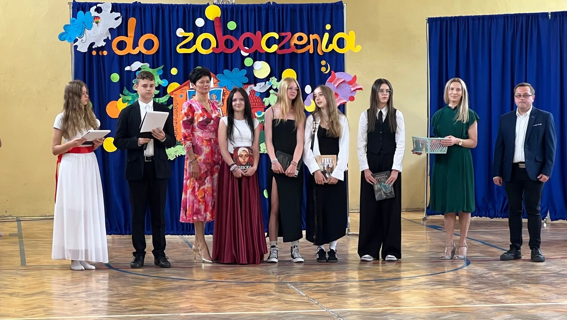 Klasa 8a z panią Alicją Bochenek
MAJA JABŁOŃSKA
ALICJA RÓWIŃSKA
LENA SZCZEPANEK
ZUZANNA LENART