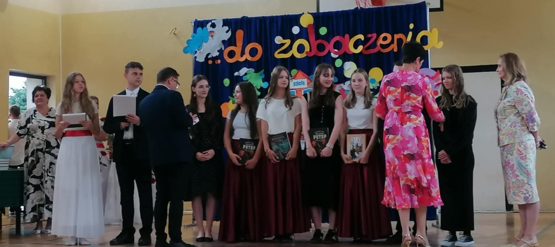 Klasa 8b z panią Grażyną Pałką
DOMINIKA POBOCHA
JUSTYNA GRECZEK
MAJA MALARZ
JULIA LEŚNIAK
FILIP FIUT
NIKOLA ZIELIŃSKA
EMILIA MICHALSKA