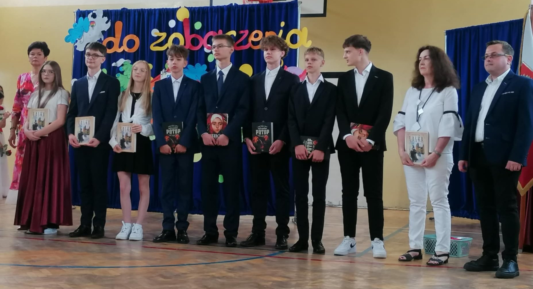 Klasa 8c z panią Barbarą Bartoszewską
JULIA DĄBROWSKA
ZUZANNA KOŚCISZ
MATEUSZ OBRZUT
PATRYCJA CHLIPAŁA
BARTOSZ GRABOWSKI
JAKUB MACIUSZEK
DAWID SZCZYGIEŁ
WOJCIECH MAŚLANKA
DAWID IWAŃSKI
