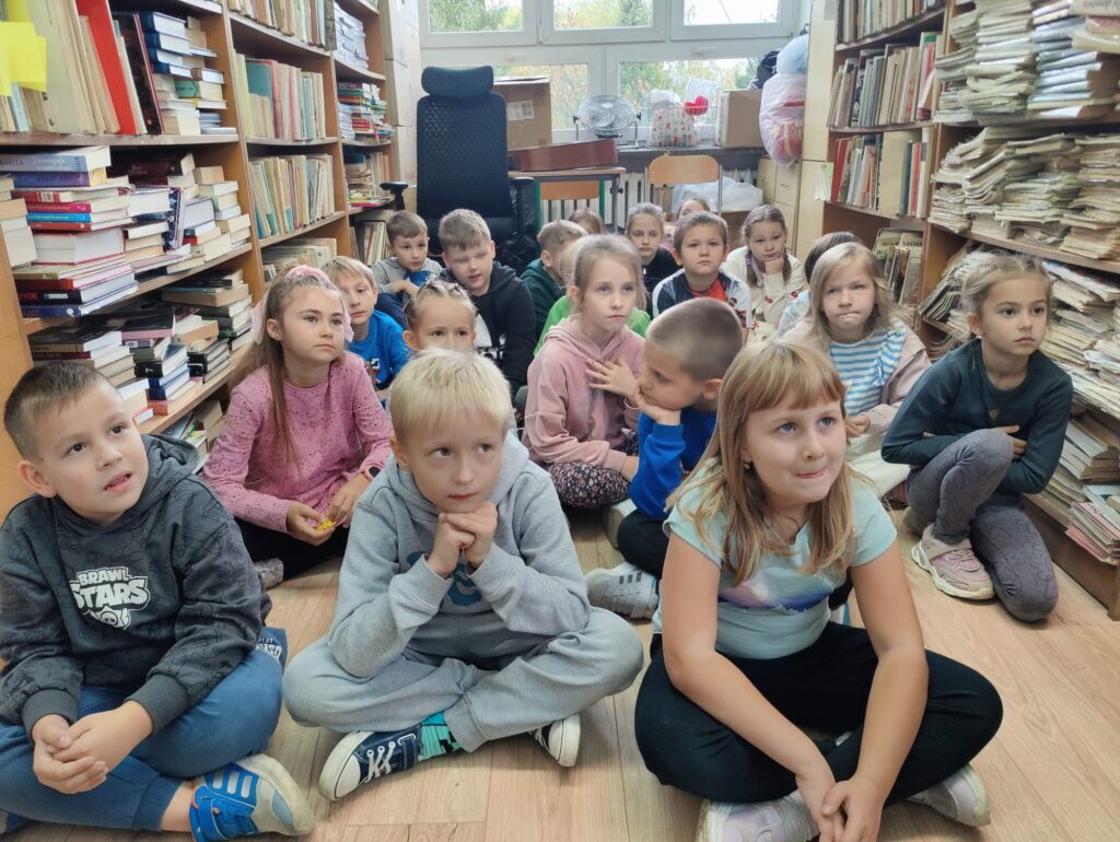 Uczniowie słuchają lektury