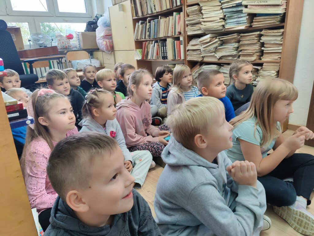 Uczniowie słuchają lektury