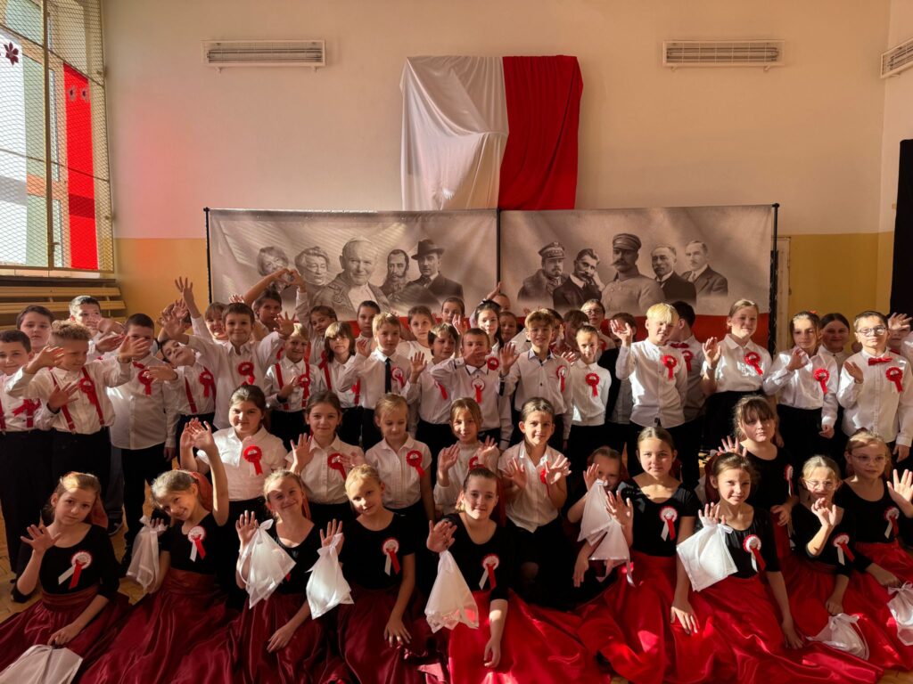 „Polska nasz dom” – uczniowie świętują z najbliższymi Niepodległość