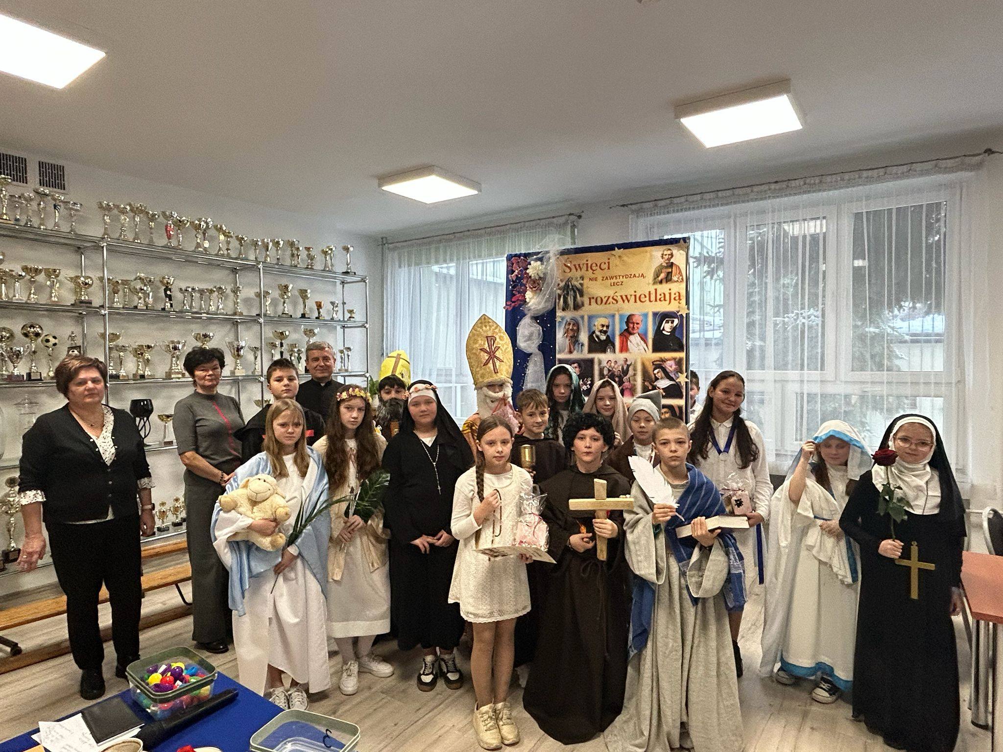 „Święci nie zawstydzają, lecz rozświetlają”